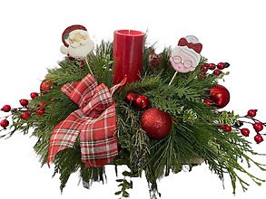 A Mr. & Mrs. Claus Centerpiece